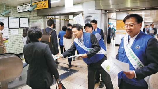 조인국 한국서부발전 사장(오른쪽 두번째)이 시민에게 안전사고 예방 관련 홍보물을 나눠주고 있다.    한국서부발전 제공